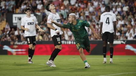 El delantero del Real Betis Pablo García celebra su gol ante el Valencia