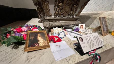 Imagen del pañuelo de fiestas bordado con la imagen de la patrona de Tudela Santa Ana, a los pies del sarcófago de la emperatriz Sissi