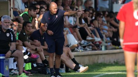 El técnico Roberto Pérez, en el último amistoso en Los Arcos ante el Logroño United