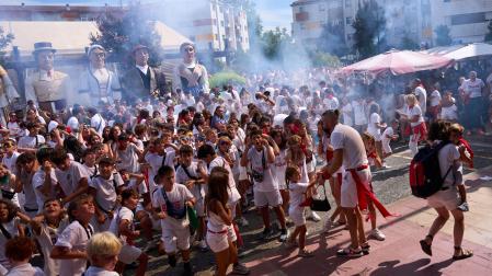 Momento en el que uno de los cohetes del chupinazo de Noáin explota en medio de la plaza llena de gente junto al Ayuntamiento
