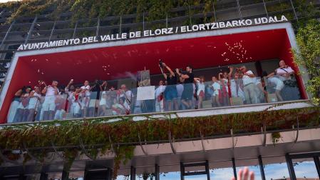 Fotos: Varios heridos en el chupinazo de Noáin después de que tres cohetes cayesen a la plaza donde se congregaba la multitud y otros explotaran en el balcón