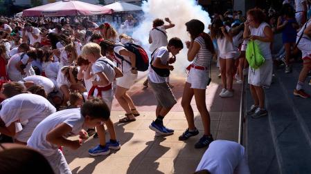 Fotos: Varios heridos en el chupinazo de Noáin después de que tres cohetes cayesen a la plaza donde se congregaba la multitud y otros explotaran en el balcón
