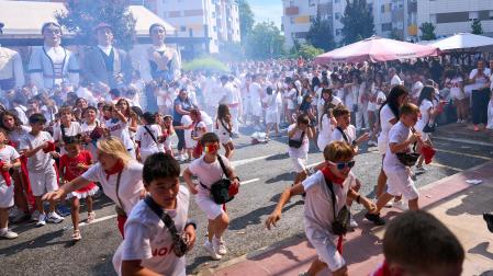 Fotos: Varios heridos en el chupinazo de Noáin después de que tres cohetes cayesen a la plaza donde se congregaba la multitud y otros explotaran en el balcón
