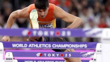FOTODELDÍA EPA131. TOKYO, 15/09/2025.-TOKIO (Japón), 15/09/2025.- El español Asier Martínez compite en las eliminatorias de los 110 m vallas masculinos del Campeonato Mundial de Atletismo 2025 en Tokio, Japón, este lunes.EFE/ Franck Robichon Campeonato Mundial de Atletismo Tokio [Original: EFE_15-09-2025_19h55m_3415.jpg] //EFE//Asier, en el Mundial de Tokio. Fue su última prueba hasta hoy. EFEEl vallista Asier Martínez, en el Mundial del pasado año en Tokio.