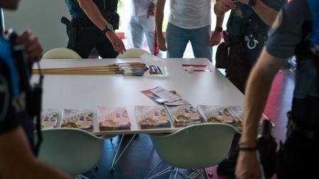 Agentes de la Guardia Civil requisan cohetes sin lanzar en el Ayuntamiento de Noáin para llevar a cabo la investigación.