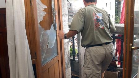 Estado en el que quedó el balcón del Ayuntamiento de Leitza tras estallar varios cohetes en 2005.