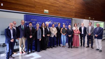 Ponentes que participaron este miércoles en los Cursos Europeos de Verano junto a asistentes como el presidente del Parlamento, Unai Hualde