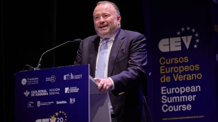 El embajador de Irlanda en España, Brian Glynn, durante su intervención en los Cursos Europeos de Verano