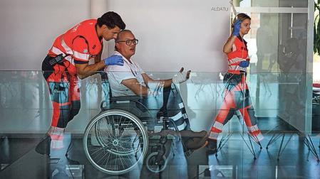 Un equipo sanitario traslada al empleado municipal herido en el cohete de Noáin