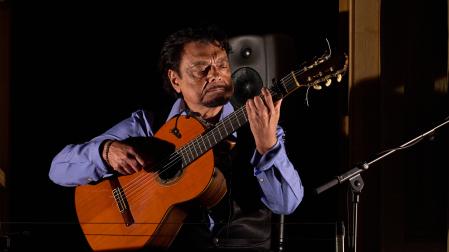 El guitarrista de Caño Roto, en un momento de su actuación en el balcón nocturno