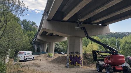 Máquinas trabajando en la renovación estructural del viaducto sobre la NA-30