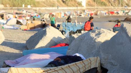 Migrantes acampan en la playa de El Trampolín, en Ceuta, este jueves