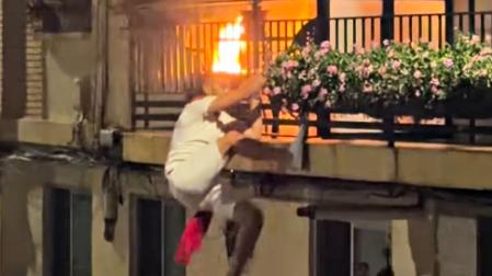 Rubén De la Villa Francisco, vecino de Noain, encaramado al balcón donde se había incendiado una silla
