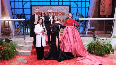 Beatriz Luengo junto al jurado, la presentadora y la modelo que lució el vestido que le dio el triunfo en 'Maestros de la Costura Celebrity 2'