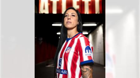 Jenni Hermoso posa ya con la camiseta del Atlético de Madrid