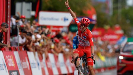Tadej Pogacar celebra su victoria en la sexta etapa de La Vuelta a España en la que se ha impuesto al esprint a Enric Mas