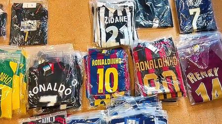 Algunas de las camisetas de fútbol falsificadas interceptadas por la Guardia Civil de Guipúzcoa procedentes de Navarra