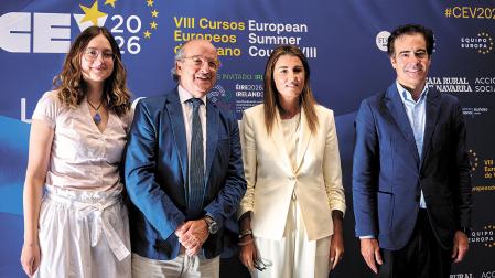 Teresa Anjinho (tercera por la izquierda), este jueves, en Pamplona