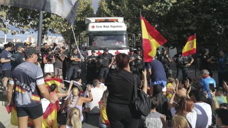 Sentada con la que una concentración de unos 50 ceutis han bloqueado el paso de un convoy de Cruz Roja que iba a dar comida a los inmigrantes que permanecen en la Playa del Trampolín de Ceuta