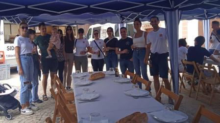 Jóvenes del pueblo en una edición anterior de las fiestas que preparan entre personas de distintas edades y con actividades para todas las edades