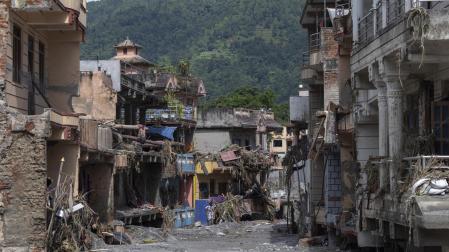 Los nepalíes buscan a sus seres queridos mientras muchos duermen a la intemperie