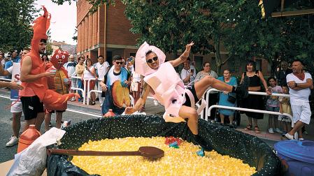 Un momento del desfile de carrozas de fiestas de Noáin que recorrió la calle Real y reunió a decenas de personas entre participantes y espectadoras