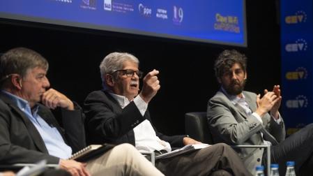De izda. a dcha.; José Antonio Sanahuja Perales (catedrático de Relaciones Internacionales), Alfonso Dastis Quecedo (exministro de Asuntos Exteriores) y Bernardo Navazo López (analista de riesgo geopolítico).