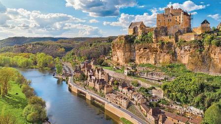 El castillo medieval de Beynac, en lo alto del acantilado, vigila el curso del río Dordoña