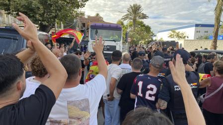 Ciudadanos impiden el acceso a miembros de Cruz Roja para entregar alimentos a los migrantes en la playa del Trampolín, este jueves en Ceuta