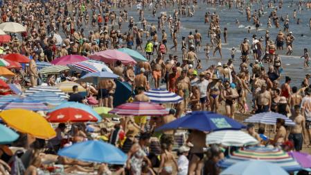 Numerosos bañistas en la playa de la Malvarrosa en Valencia
