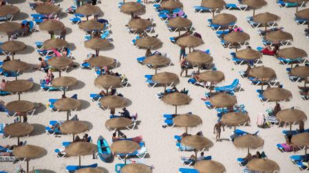 Imagen de la playa de la Cala En Porter, en Menorca, un destino que atrae a muchos navarros
