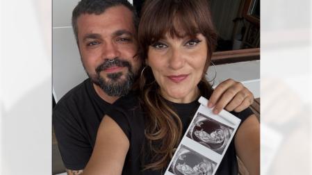 Rozalen, junto a su pareja Bonzo, muestran la ecografía del que será su primer hijo
