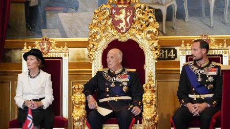 Los reyes, Sonia y Harald, y el príncipe Haakon, en el acto de apertura del Parlamento en 2021