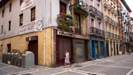 Casa Atáun, en la esquina de las calles Mayor y Eslava, en agosto. En la vivienda, pancartas del movimiento okupa.