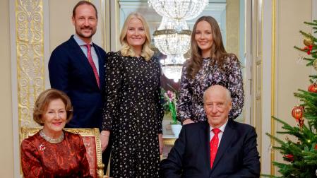En la primera fila, el nuevo rey de Noruega Haakon VIII, la reina Mette-Marit y la princesa Ingrid Alexandra junto al recién fallecido Harald V y la reina Sonja durante una sesión fotográfica navideña anterior