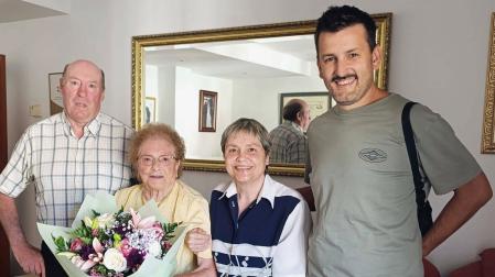 La vecina de Lesaka Anastasia Ariztegui, homenajeda por el Ayuntamiento de Lesaka al cumplir 100 años