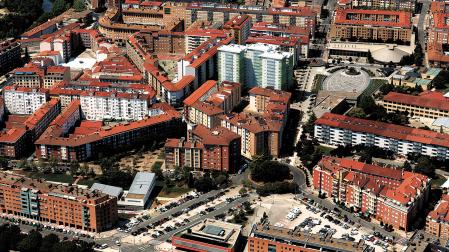 En primer término, vista aérea de Ansoáin