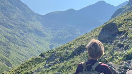 María Iraburu, rectora de la UN, observa la inmensidad del Pirineo en la excursión de este verano.