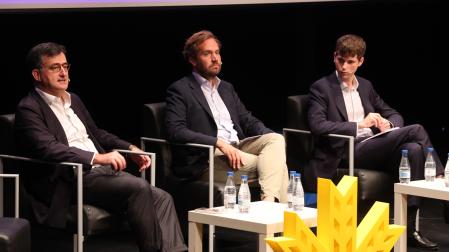 Desde la izda.; Alberto Valls, socio de Real Estate de Deloitte; Borja Giménez, eurodiputado del Partido Popular Europeo; y Diego Muñoz, moderador del encuentro, socio de Equipo Europa