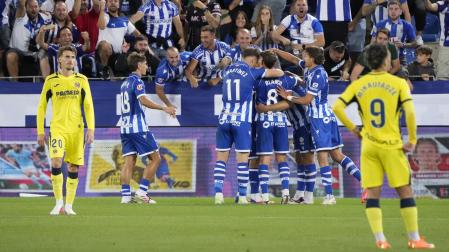 Los jugadores del Alavés celebran el gol de Lucas Boyé en el partido ante el Villarreal