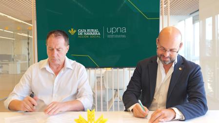 Firma de convenio entre la UPNA y Acción Social de Caja Rural de Navarra. De izda. a dcha., Juan Mari Ayechu y Javier Goicoechea, vicerrector de Enseñanzas de la UPNA.
