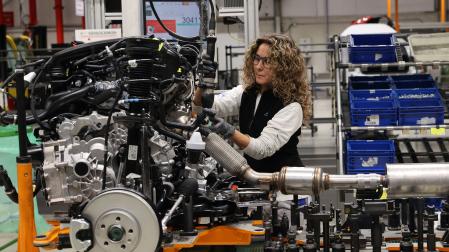 Una operaria trabaja en el montaje del T-Cross, uno de los modelos que se fabrican en la planta de VW en Landaben
