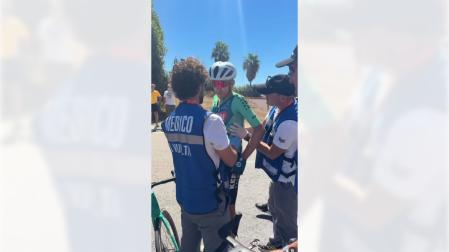 Diego Uriarte, del Kern Pharma, atendido por el equipo médico tras la caida