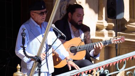 Fotos de la actuación Manuel Moreno Maya “El Pele” y Niño Seve desde el balcón del Ayuntamiento