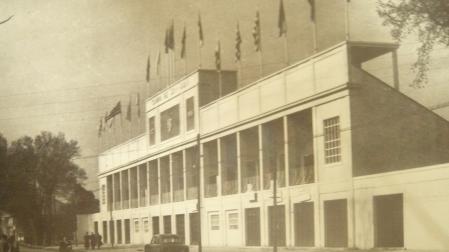 Fachada principal del campo en 1956, tras las obras de reforma