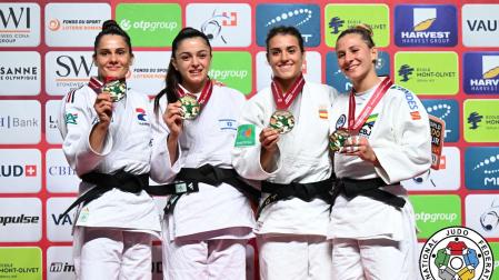 La navarra Ariane Toro, segunda por la derecha, posa con el bronce
