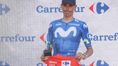 El ciclista español del Movistar Enric Mas sostiene el maillot de líder de la clasificación general tras la octava etapa de La Vuelta a España