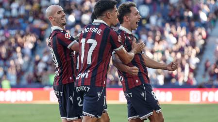 Los jugadores del Levante celebran el quinto gol del equipo durante el partido de LaLiga EA Sports entre el Levante y el Real Betis este sábado en el estadio Ciutat de Valencia.