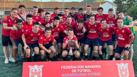 El Baztan posa con el trofeo de campeón