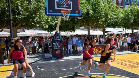 Fotos del Circuito 3x3 CaixaBank de baloncesto en la plaza del Castillo